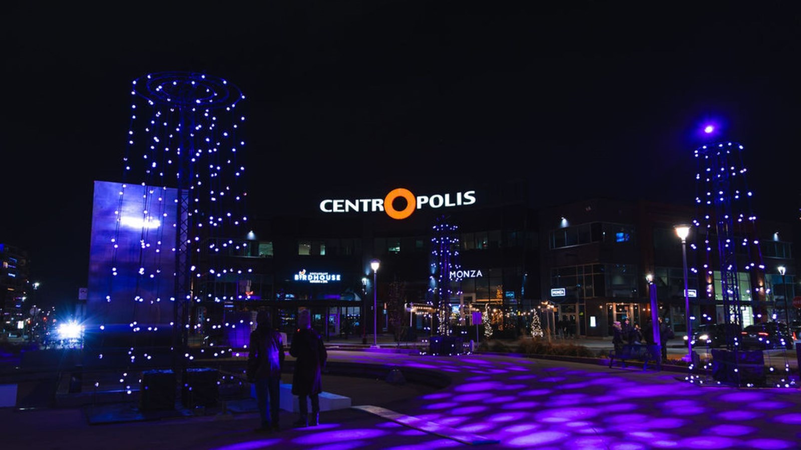 C’est le génie créatif de deux entreprises québécoises qui est derrière l’œuvre numérique Destination Voie lactée : Onedot, concepteur de l’œuvre, et CR34TE.