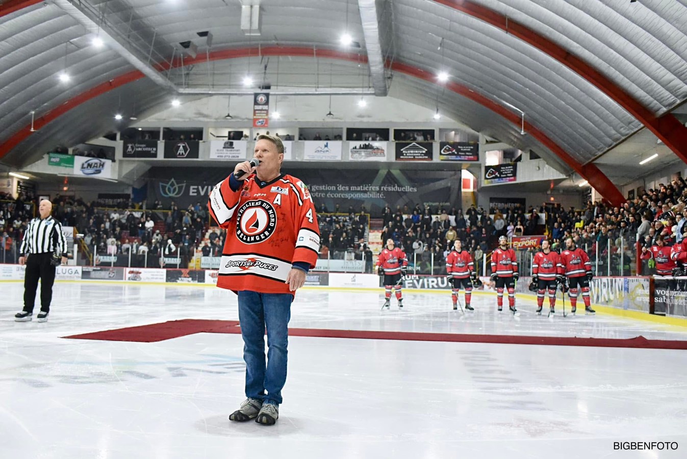Guillaume Reneault interprète depuis trois ans l’hymne national
avant le début des matches locaux des Pétroliers de Laval (LNAH).