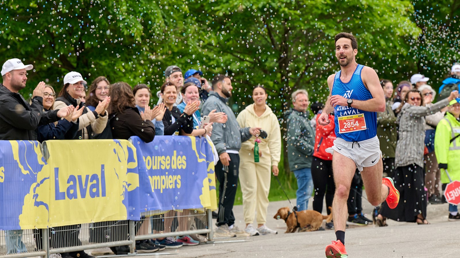 Au demi-marathon, Benjamin Raymond avec un temps de 1 h 14 min 15 sec et Roxanne Leblanc avec un temps de 1 h 23 min 16 sec ont monté sur la première marche du podium 