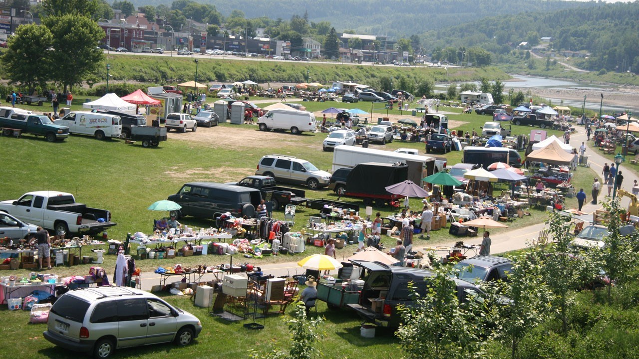Un Grand marché sous les chauds rayons du soleil à Beauceville