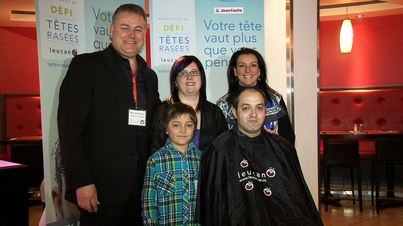De gauche à droite:Le président d'honneur Nelson Grenier, le jeune porte-parole Louka Vachon en compagnie de ses parents, et Nathalie Matte, directrice régionale et directrice du développement financier pour Leucan région de Québec.