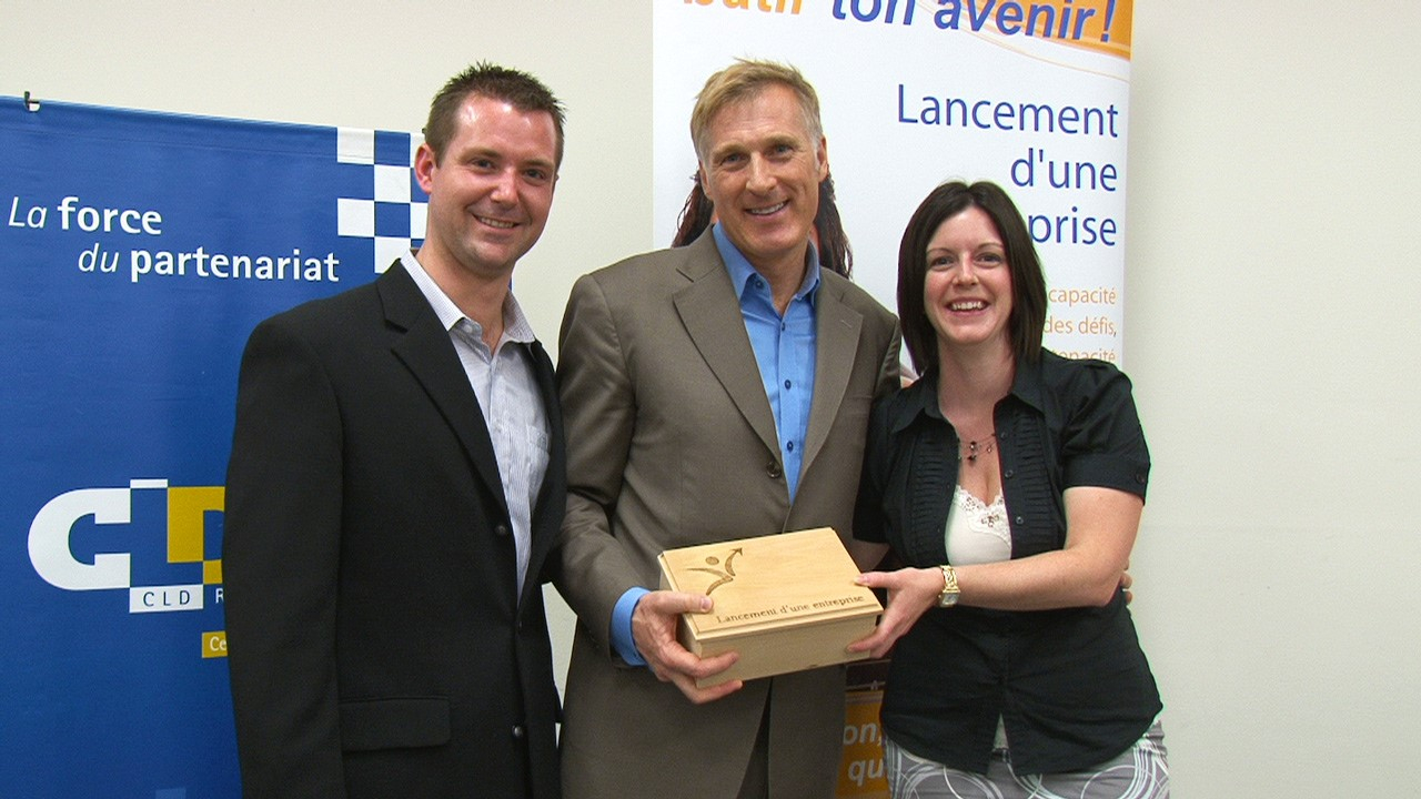 L'enseignant Dave Gilbert, accompagné de Maxime Bernier et de l'enseignante Pascale Martel.