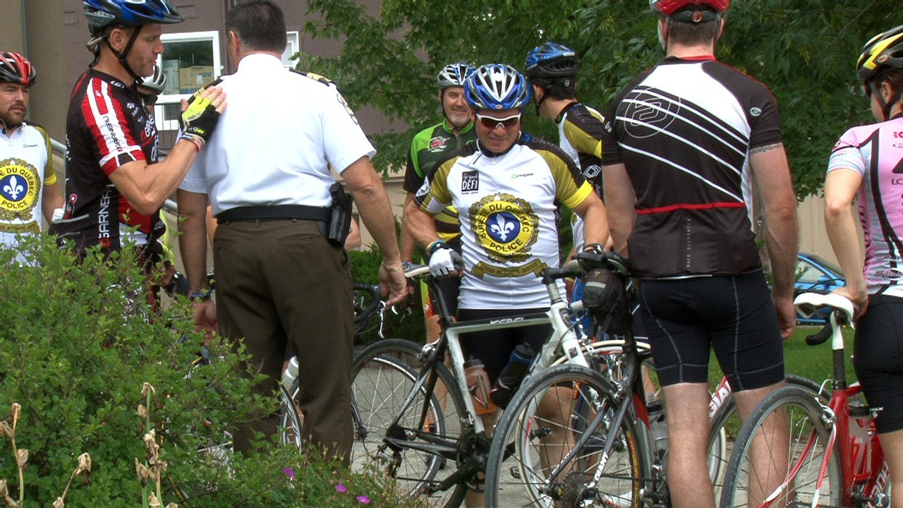 Près d'une dizaine de policiers et civils de la Sûreté du Québec ont enfourché leur vélo à Percé en direction de Lac-Mégantic, en compagnie du Beauceron Eric Boucher. Ce dernier est actuellement enquêteur pour la SQ à Chandler.