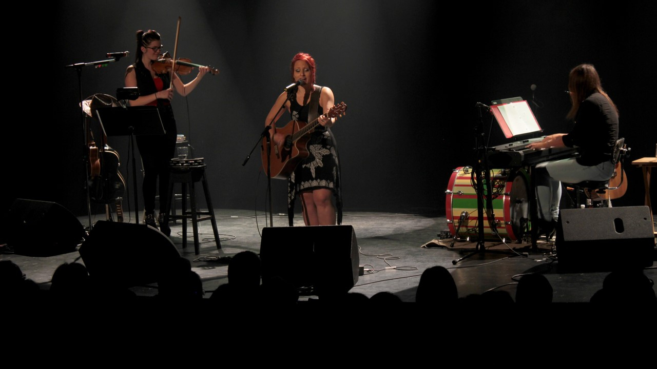 Johanne Aubé était accompagnée de deux musiciennes chevronnées, dont la violoniste Vicky Vachon et la claviériste Michelle Lambert du groupe Noir Silence