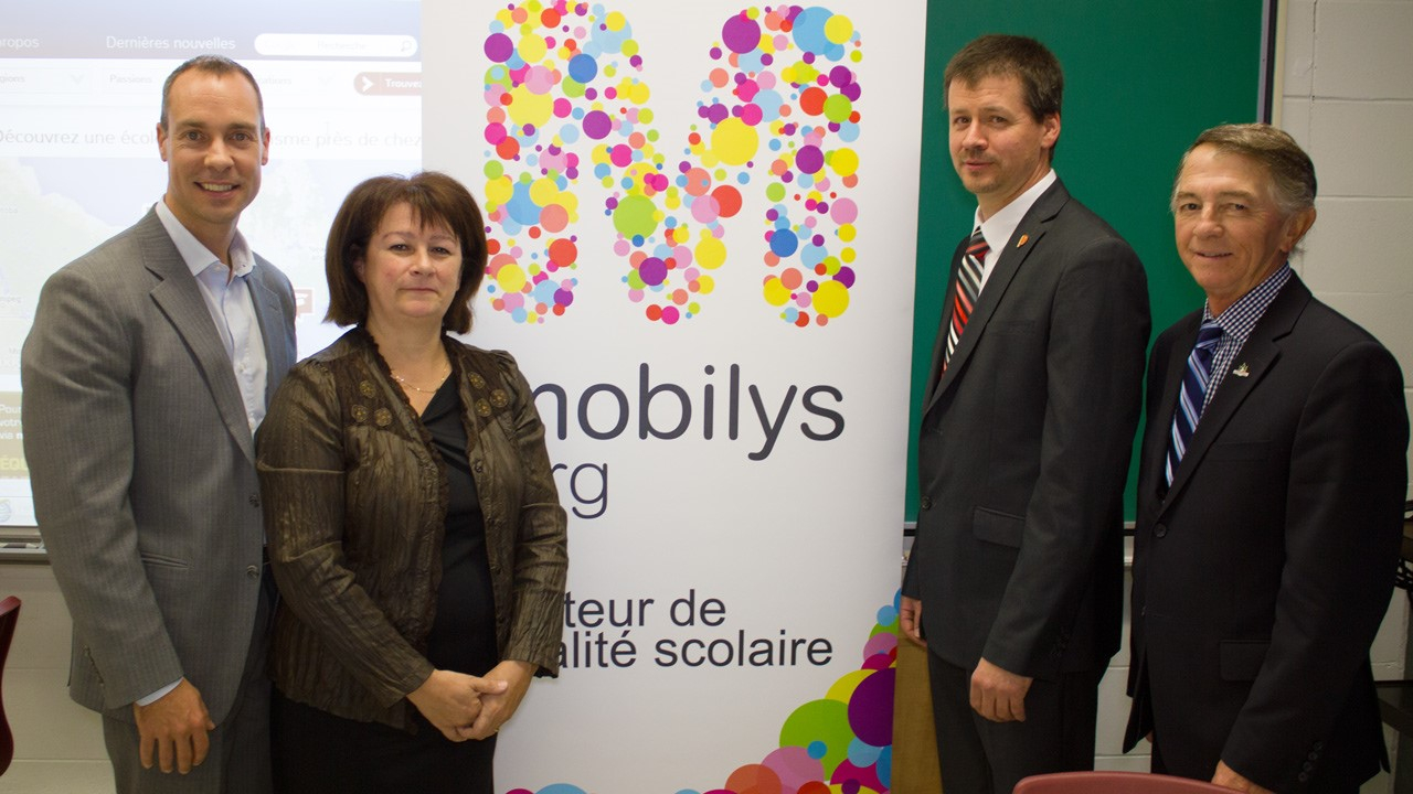 De gauche à droite: Nicolas Arsenault, PDG de la Fondation Mobilys, Micheline Grenier, directrice générale adjointe à la Commission scolaire de la Beauce-Etchemin, Michel V. Gagnon, directeur de la polyvalente de Saint-Georges, et Charles-Henri Lecours, président de la CSBE.