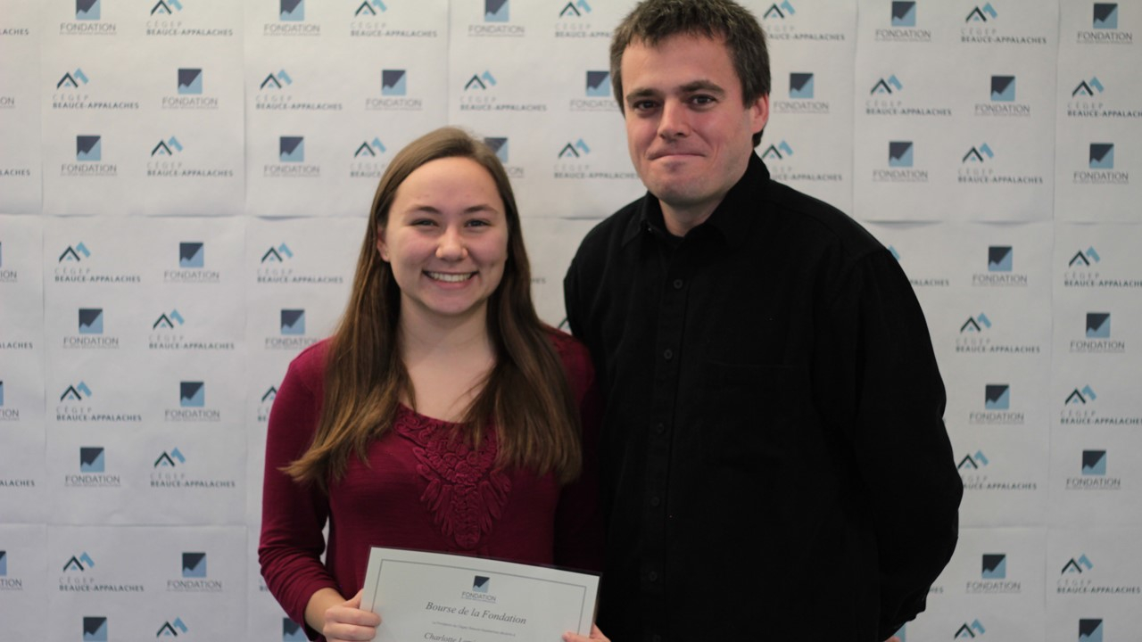 Éric Cyr, conseiller pédagogique au Cégep Beauce-Appalaches (à droite) en compagnie de la lauréate Charlotte Lemieux-Bourque de la Polyvalente Saint-François.