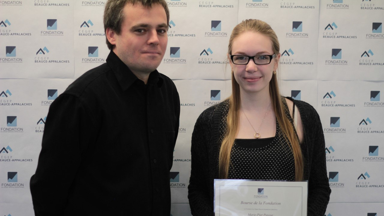 Éric Cyr, conseiller pédagogique au Cégep Beauce-Appalaches (à gauche) en compagnie de la lauréate Marie-Pier Payeur de la Polyvalente de Thetford Mines.