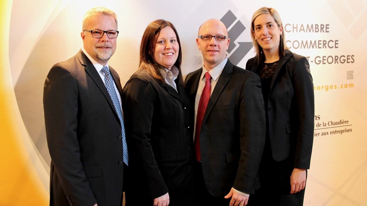 De gauche à droite: André Boily, directeur général de la Chambre de commerce de St-Georges, Karline Turcotte et Michel Tardif, copropriétaires de Meubles et Nous et présidents d'honneur au Gala de l'entreprise beauceronne, Catherine Leblanc, présidente de la Chambre de commerce de St-Georges.