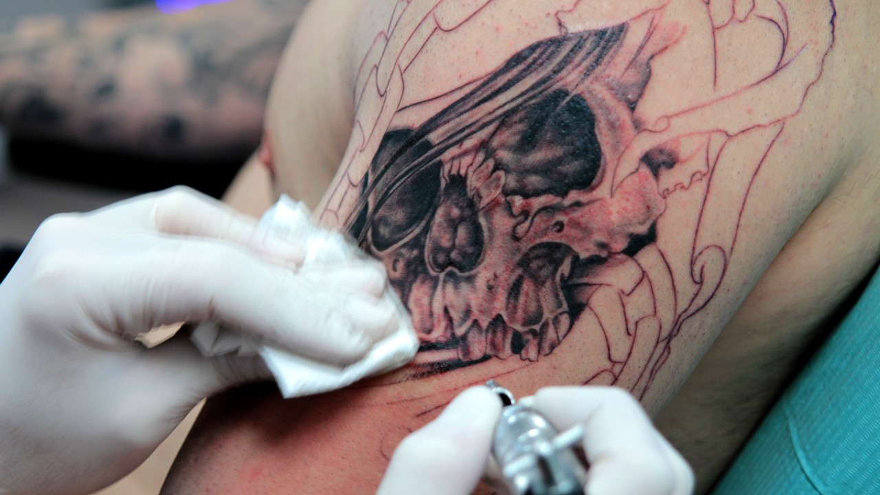 Selon toute vraisemblance, les tatoueurs de la région font des affaires d'or.