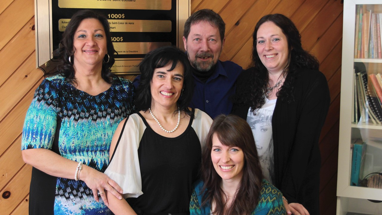À l'avant: Marie-Claude Bolduc en compagnie de Sylvie Loignon. À l'arrière, de gauche à droite: Hélène Ouellet, Michel Roy, ainsi que Sandra Fournier, directrice-générale de la Maison de la Famille Beauce-Etchemins.