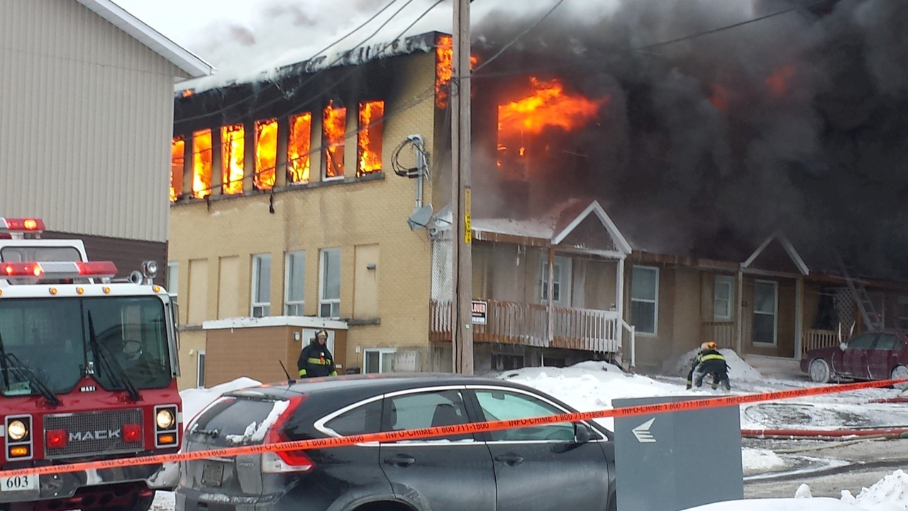 Un feu ravage un immeuble à logements dans la 135e Rue à Saint-Georges