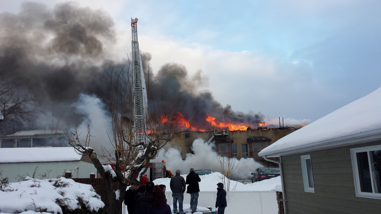 Un feu ravage un immeuble à logements dans la 135e Rue à Saint-Georges