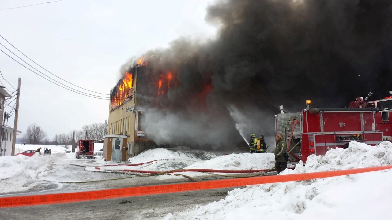 Un feu ravage un immeuble à logements dans la 135e Rue à Saint-Georges