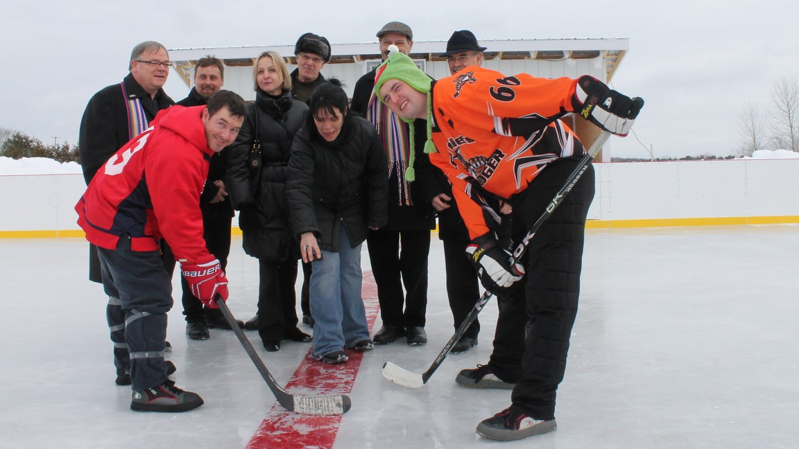 Première mise au jeu officielle sur la patinoire