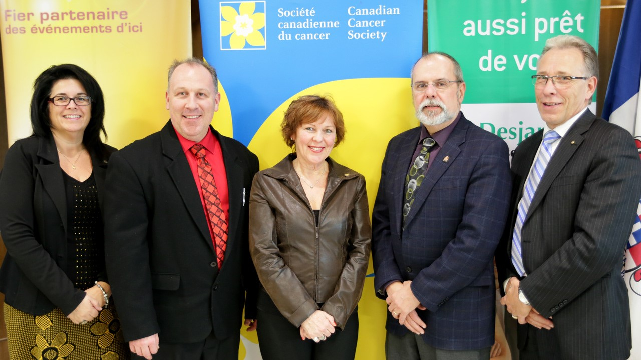 De gauche à droite: Anne Vaillancourt, directrice générale de Promutuel Beauce-Etchemin, André Longchamps, coordonnateur de l'événement, Solange Thibodeau, présidente d'honneur, Claude Morin, maire de Saint-Georges, ainsi que Yves Caron, directeur général-adjoint Caisses Desjardins du Sud de la Chaudière.