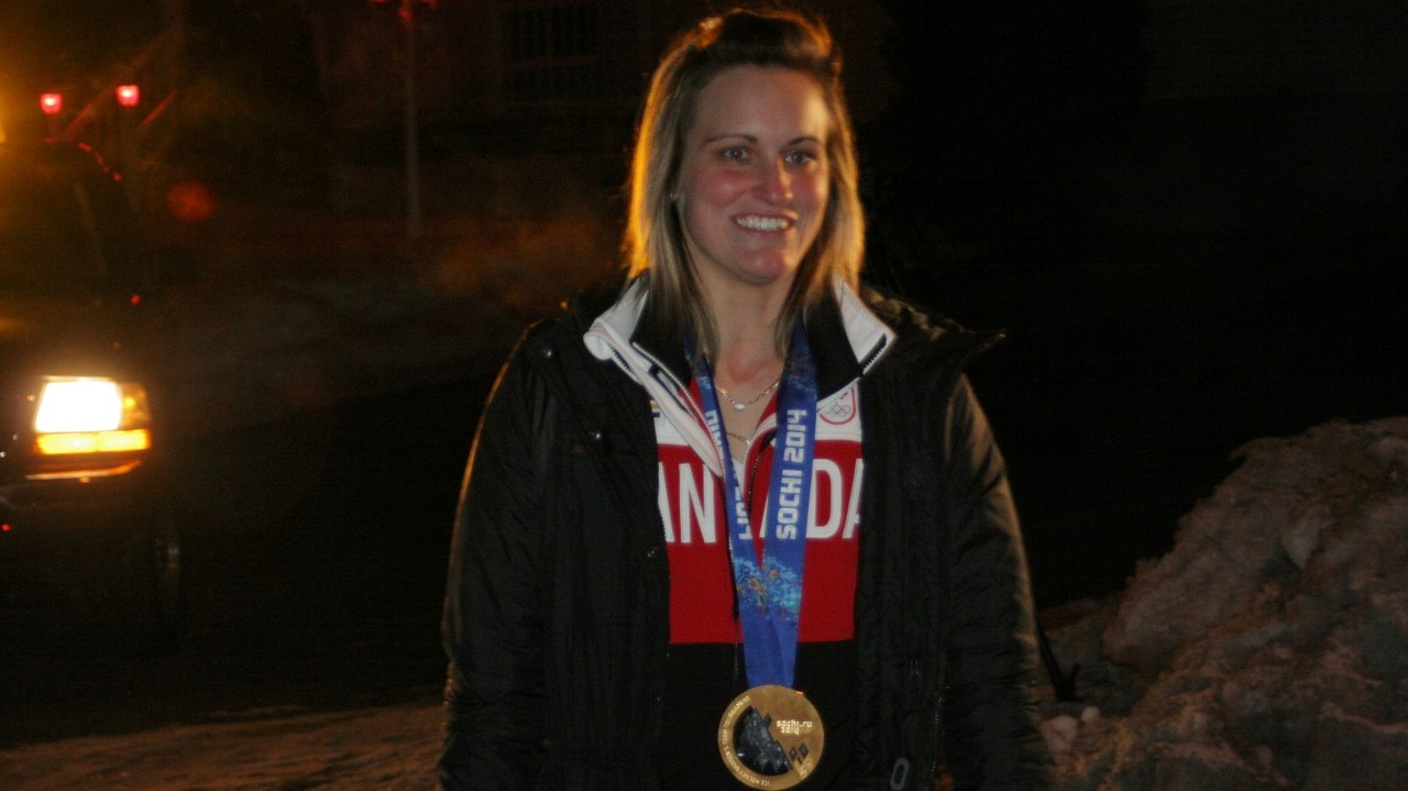 Marie-Philip Poulin portait fièrement sa médaille d'or