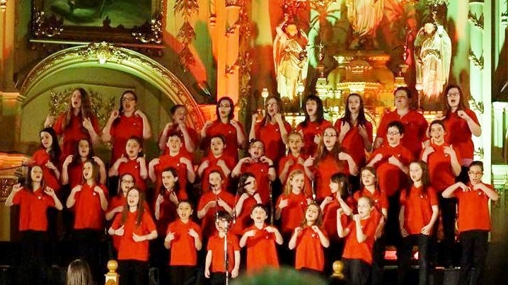 La Chorale Les Rossignols interprète "S'il suffisait qu'on s'aime", de Céline Dion, pour le concours "Chantez pour Sainte-Justine avec Céline Dion" afin d'amasser des dons pour le Centre mère-enfant Sainte-Justine