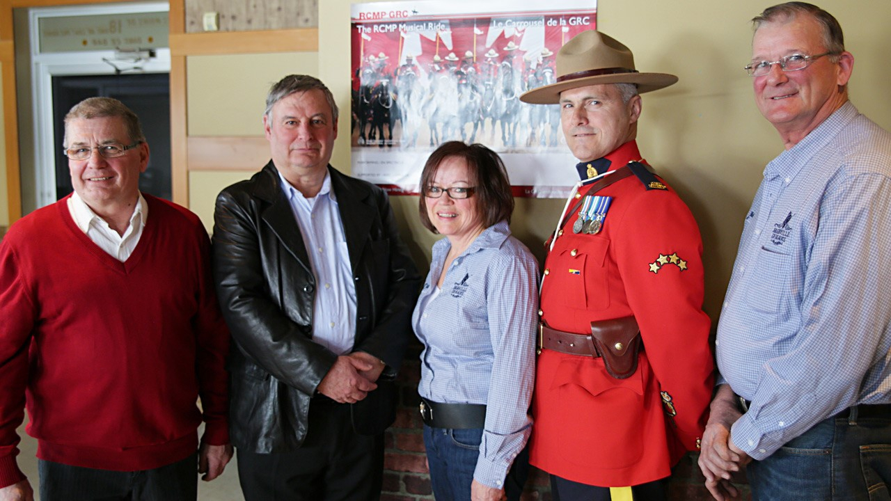 De gauche à droite: Alain Larivière (Caisse Desjardins du Sud de la Beauce), Richard Couët (maire de Saint-Prosper), Suzanne Lantagne (Coprésidente de Nashville en Beauce), Paul-André Rodrigue (gendarme à la GRC), et Richard Poulin (Coprésident de Nashville en Beauce).