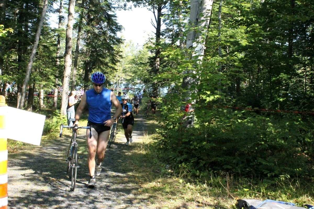 (299 photos) Plus de 150 braves pour le Premier Triathlon du Lac-Poulin