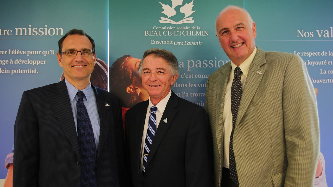 De gauche à droite: Patrick Beaudoin, directeur du service des finances à la CSBE, Charles-Henri Lecours, président de la CSBE, ainsi que Normand Lessard, directeur général à la CSBE.
