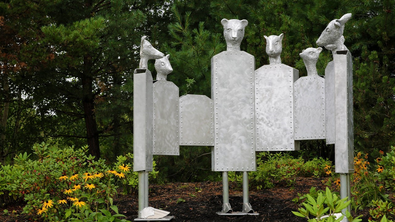 "L’intrigante assemblée" de Paul Duval (Saint-Georges-de-Beauce, Québec).
