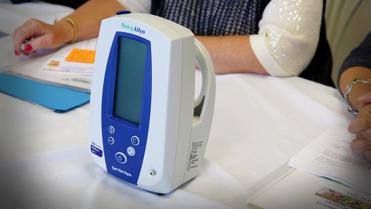 Un moniteur électronique de signes vitaux.