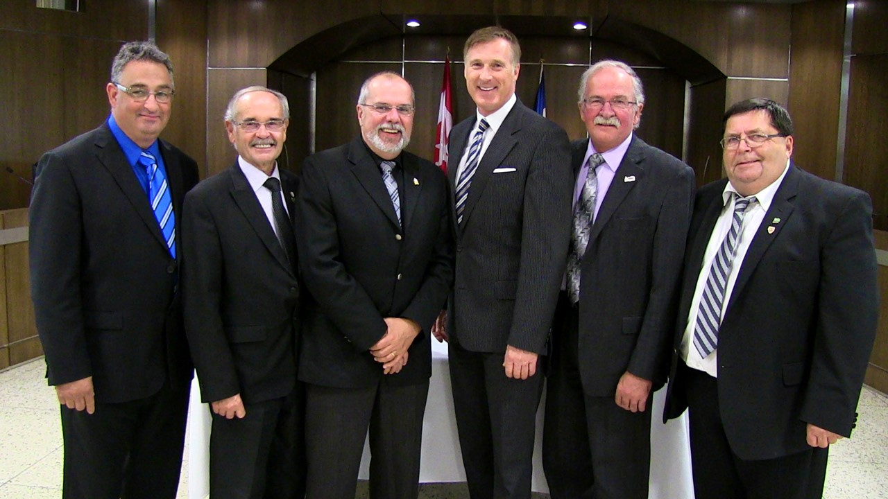 De gauche à droite, M. Gaston Létourneau maire de Saint-Théophile, M. Jean-Rock Veilleux préfet de la MRC Robert Cliche, M. Claude Morin maire de Ville de Saint-Georges, M. Maxime Bernier député fédéral de Beauce, M. Pierre Bégin préfet de la MRC Beauce-Sartigan et le maire de Saint-Côme-Linière M. Yvon Paquet.