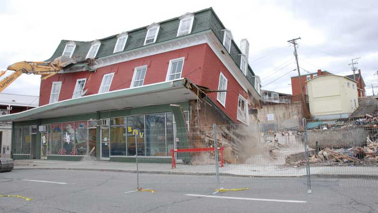 La démolition de l'Hôtel Maguire en novembre 2009.