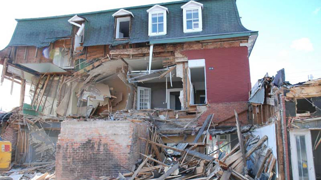 La démolition de l'Hôtel Maguire en novembre 2009.