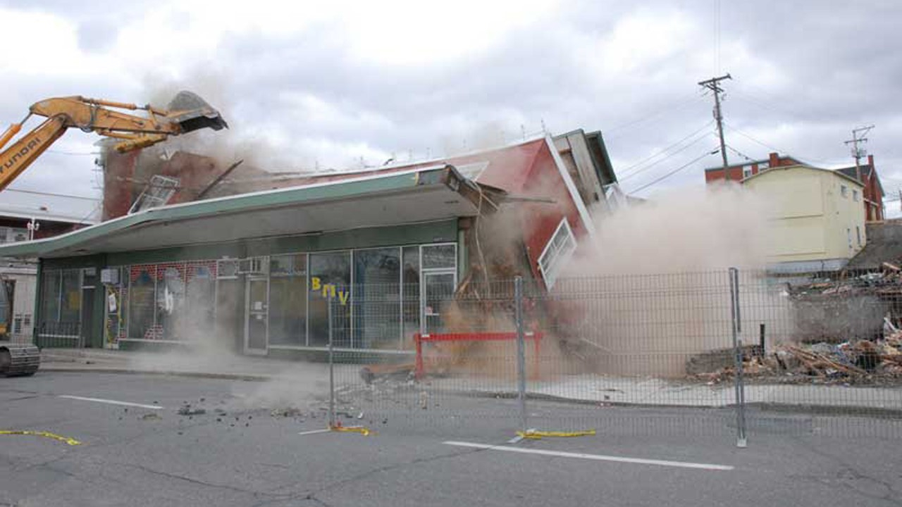La démolition de l'Hôtel Maguire en novembre 2009.