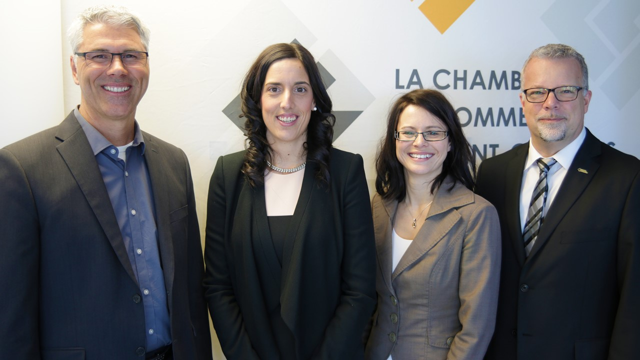 De gauche à droite: Gérald Dupuis (Ultima Fenestration), président d'honneur du Gala, Catherine Leblanc, présidente de la Chambre de commerce de Saint-Georges, Stéphanie Bernard, Desjardins entreprises Chaudière-Sud, ainsi qu'André Boily, directeur général de la Chambre de commerce de Saint-Georges.