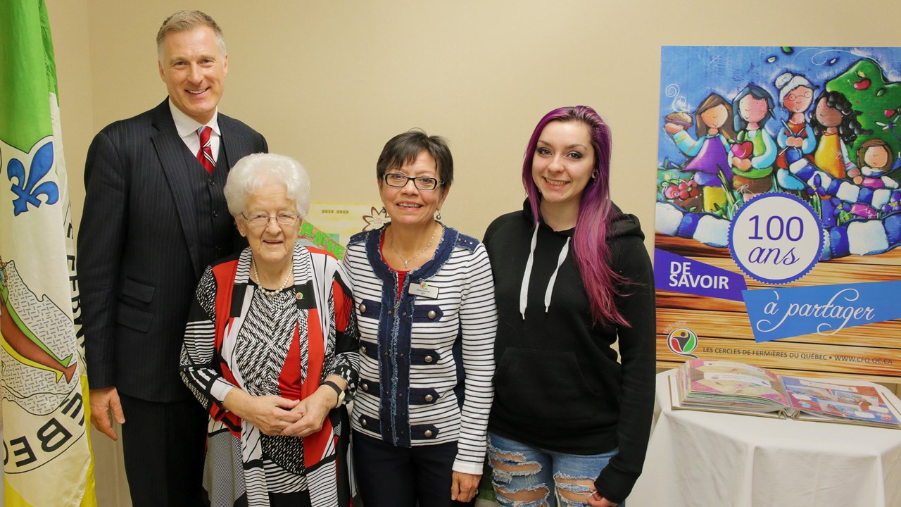 De gauche à droite: Maxime Bernier, député de Beauce, Mme Henriette Fecteau, doyenne de la Fédération de la Beauce, Elena Latrille, présidente de la Fédération de la Beauce, ainsi que Cindy Lachance, la plus jeune membre de la Fédération âgée de 19 ans.