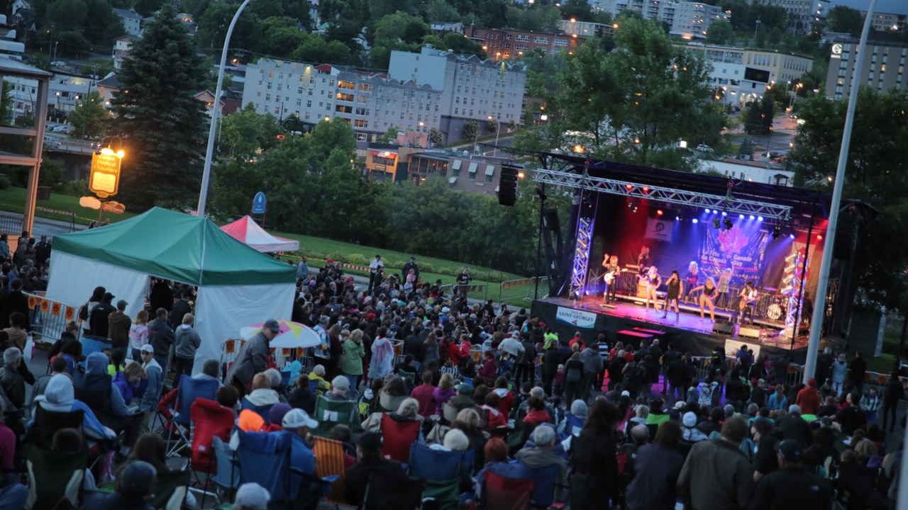 La pluie cède sa place au spectacle lors de la fête du Canada à Saint-Georges