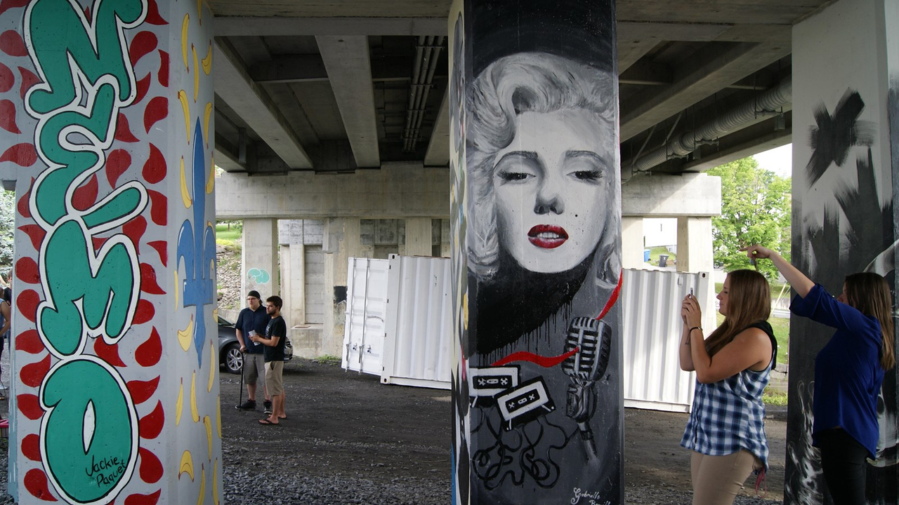Les artistes de la rue exposent leurs oeuvres sous le viaduc Josaphat-Poulin