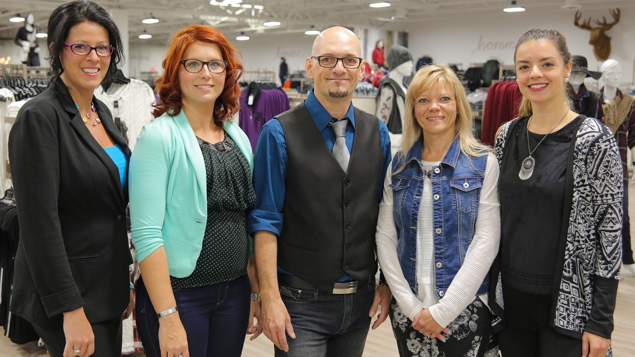 L'équipe de gestion de Mode Choc à Saint-George. De gauche à droite: Chantal Drouin, Dany Paradis, Richard Paquet, Maryse Albert ainsi que Jessika Roussy, directrice du marketing.