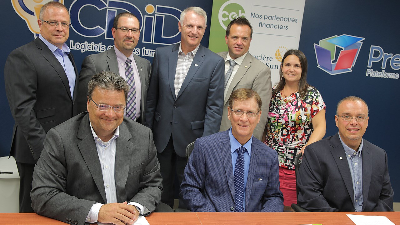 Le conférencier du prochain Souper des jeunes gens d’affaires, Régis Drouin de CDID(au centre), entouré de Denis Breton, président du CEB (à gauche) et Tony Turcotte, président du comité organisateur (à droite). À l’arrière: Bastien Lapierre du CEB, Jean-Philippe Gingras de Desjardins Entreprises Chaudière-Sud, Patrick Morissette de MAB Profil, Étienne Nadeau de la Financière Sun Life et Véronique Grégoire du CEB.