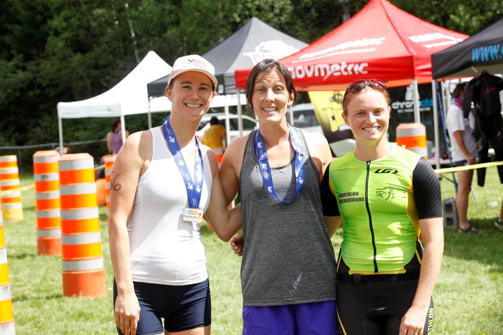 Guylaine Veilleux (au centre)a remporté le triathlon individuel chez les femmes avec un temps de 1h19 :51.