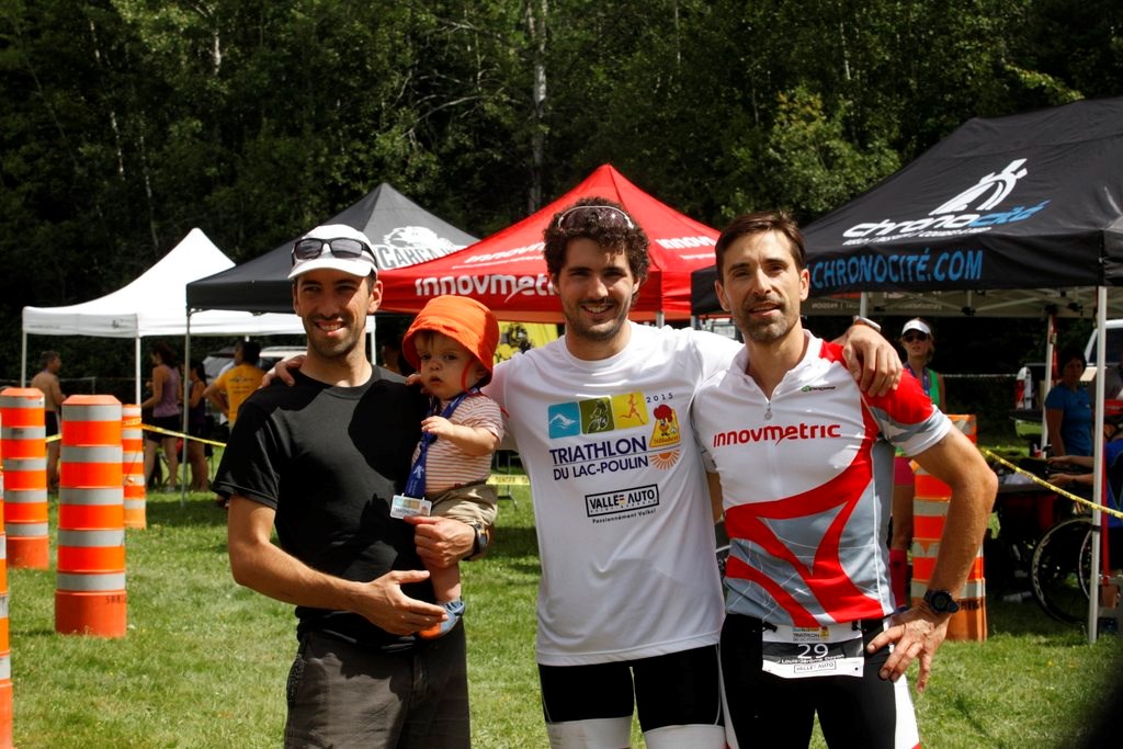 Vincent Quirion de Saint-Georges (au centre) a remporté le triathlon individuel avec un temps de 1h11 :25 malgré une blessure au pied qu’il s’est infligé lors de la compétition.