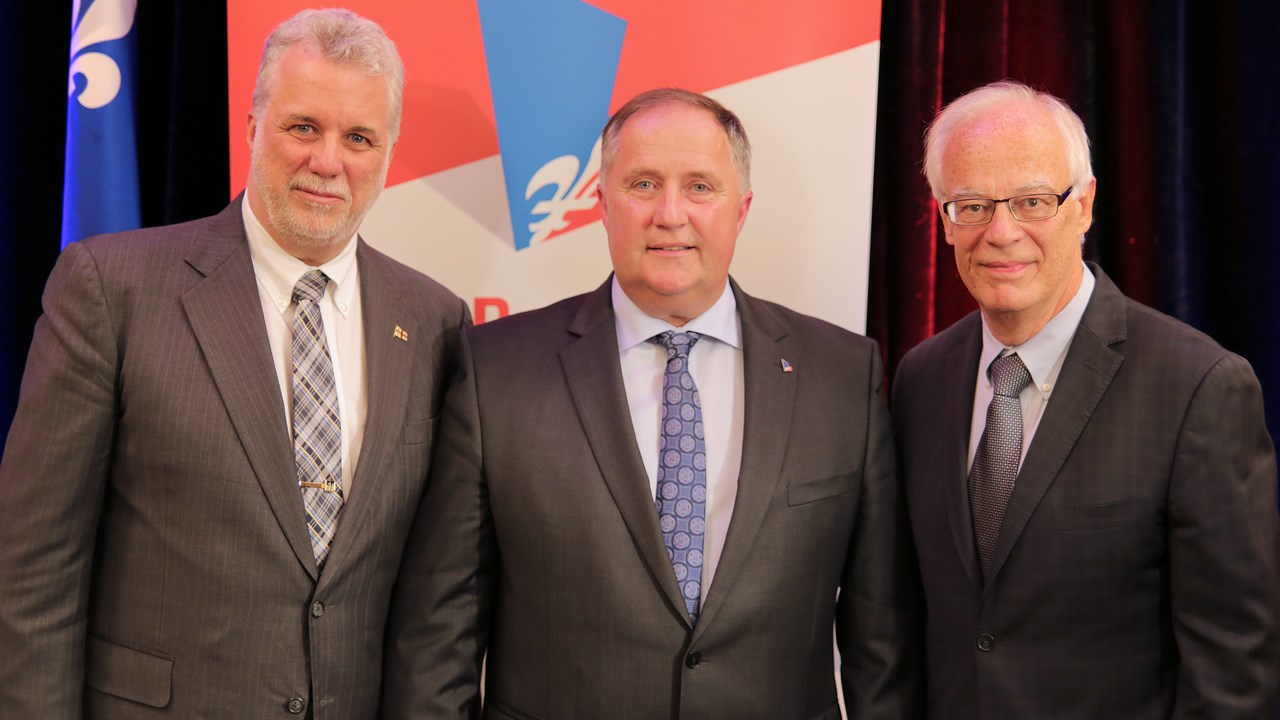 De gauche à droite: le premier ministre Philippe Couillard, Paul Busque et Robert Dutil.
