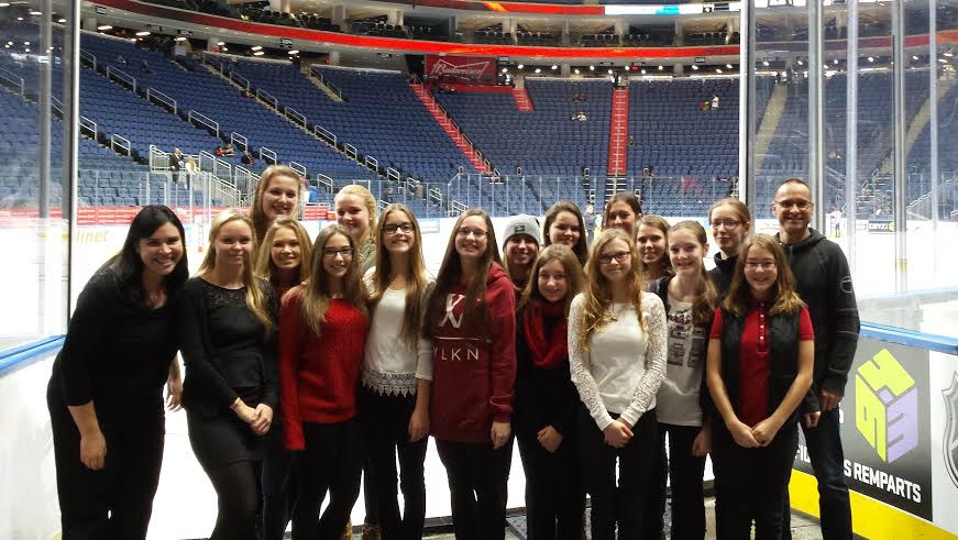 17 élèves de l'école Jésus-Marie de Beauceville ont interprété l'hymne national au Centre Vidéotron de Québec devant plus de 17 000 spectateurs