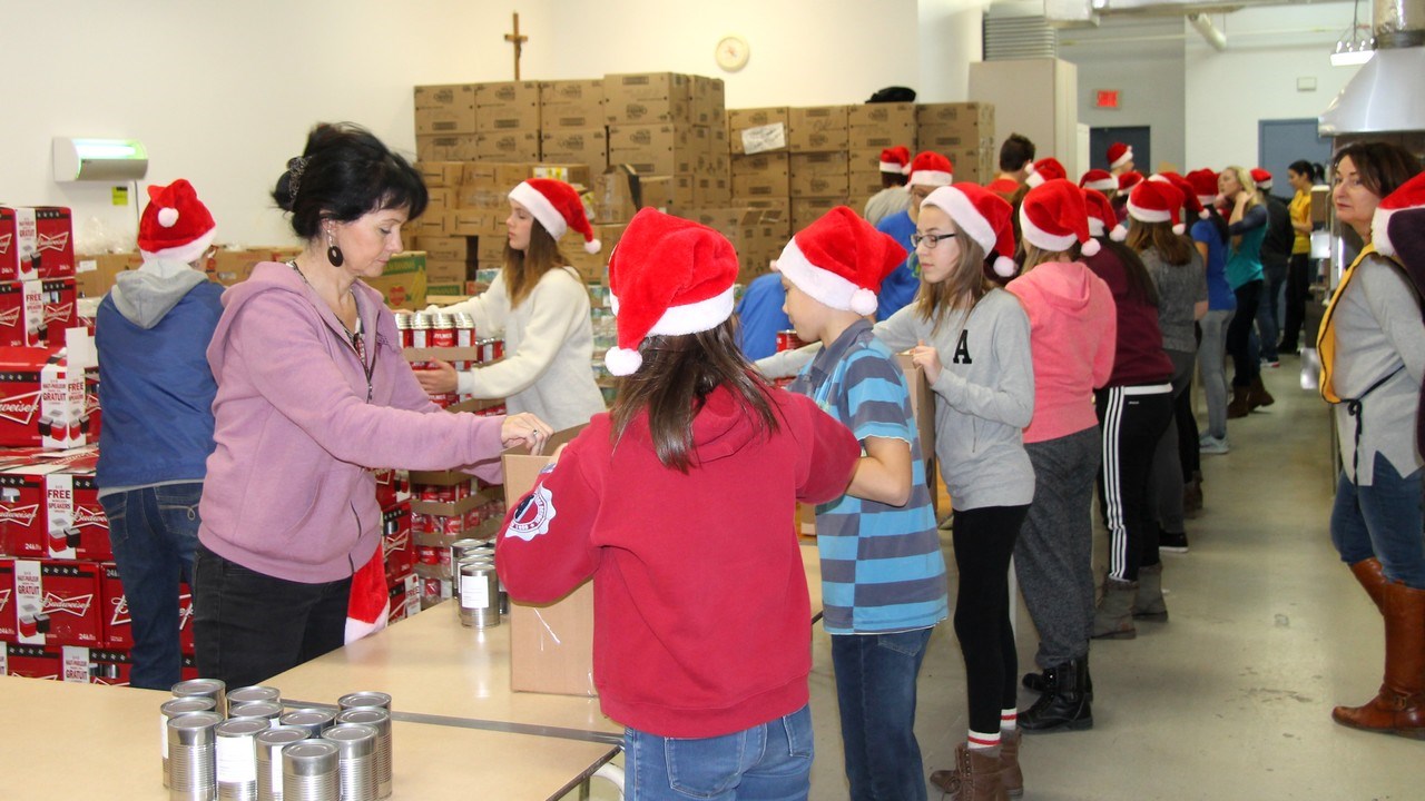 Au total, 2300 paniers de Noël seront confectionnés par les bénévoles de Moisson Beauce.