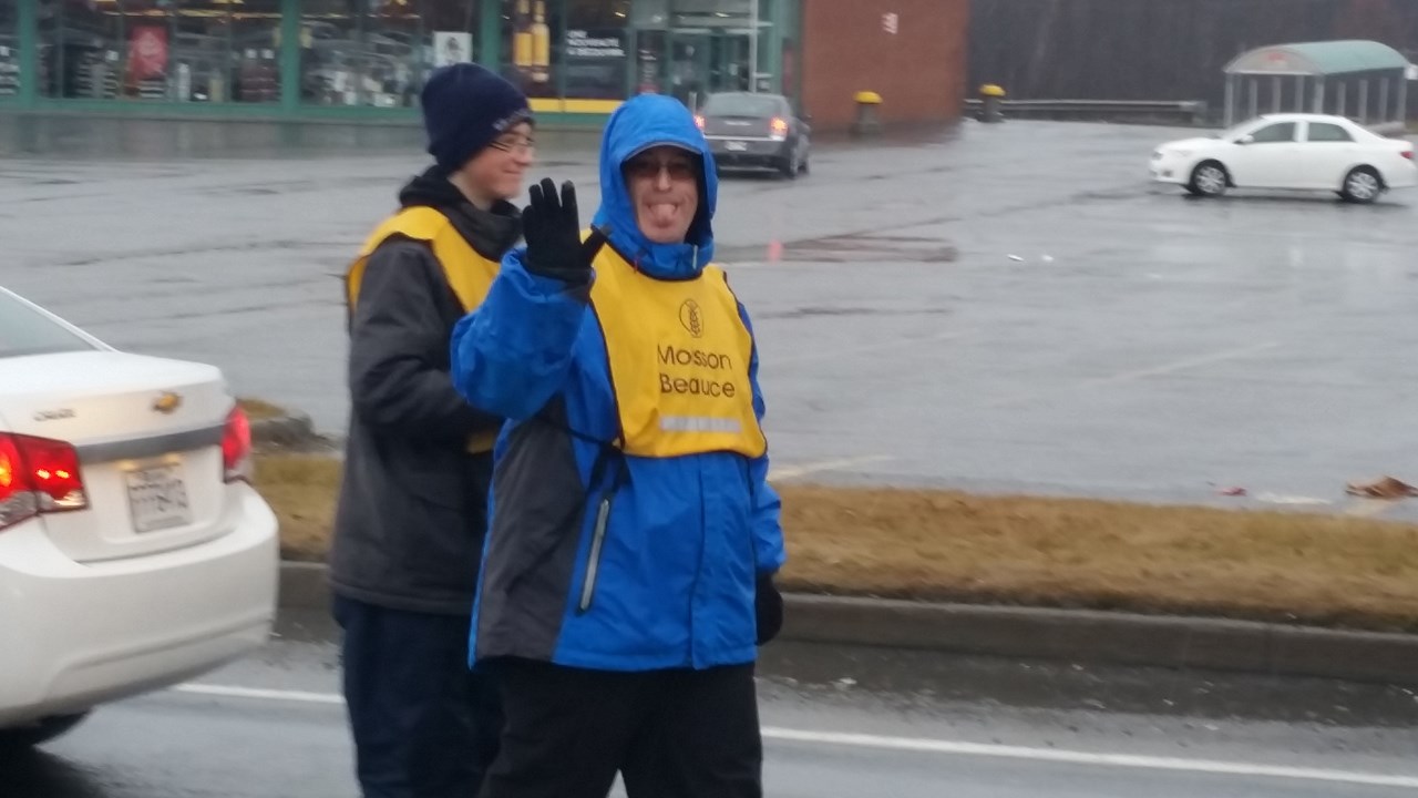 Tous les médias de la région étaient unis pour la cause de Moisson Beauce. Sur la photo, Simon Paquet de TV Cogeco a su garder le sourire malgré la pluie.