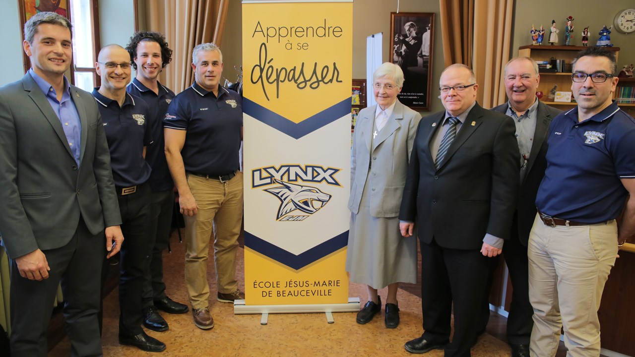 De gauche à droite: Louis Simard, de la LHPS; Michel Mercier, responsable du service aux élèves; Keven Mathieu, responsable du suivi académique;Raymond Delarosbil, de l'Académie de hockey DG, Soeur Rita Gilbert, présidente du CA de l'école; Luc Provençal, directeur de l'établissement;Claude Carrier, président d'honneur; ainsi que Steve Gosselin de l'Académie du hockey DG.