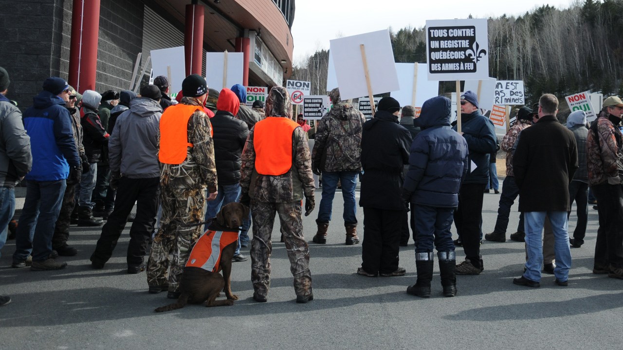 Une centaine de manifestants s'oppose à la création d'un registre québécois d'armes à feu