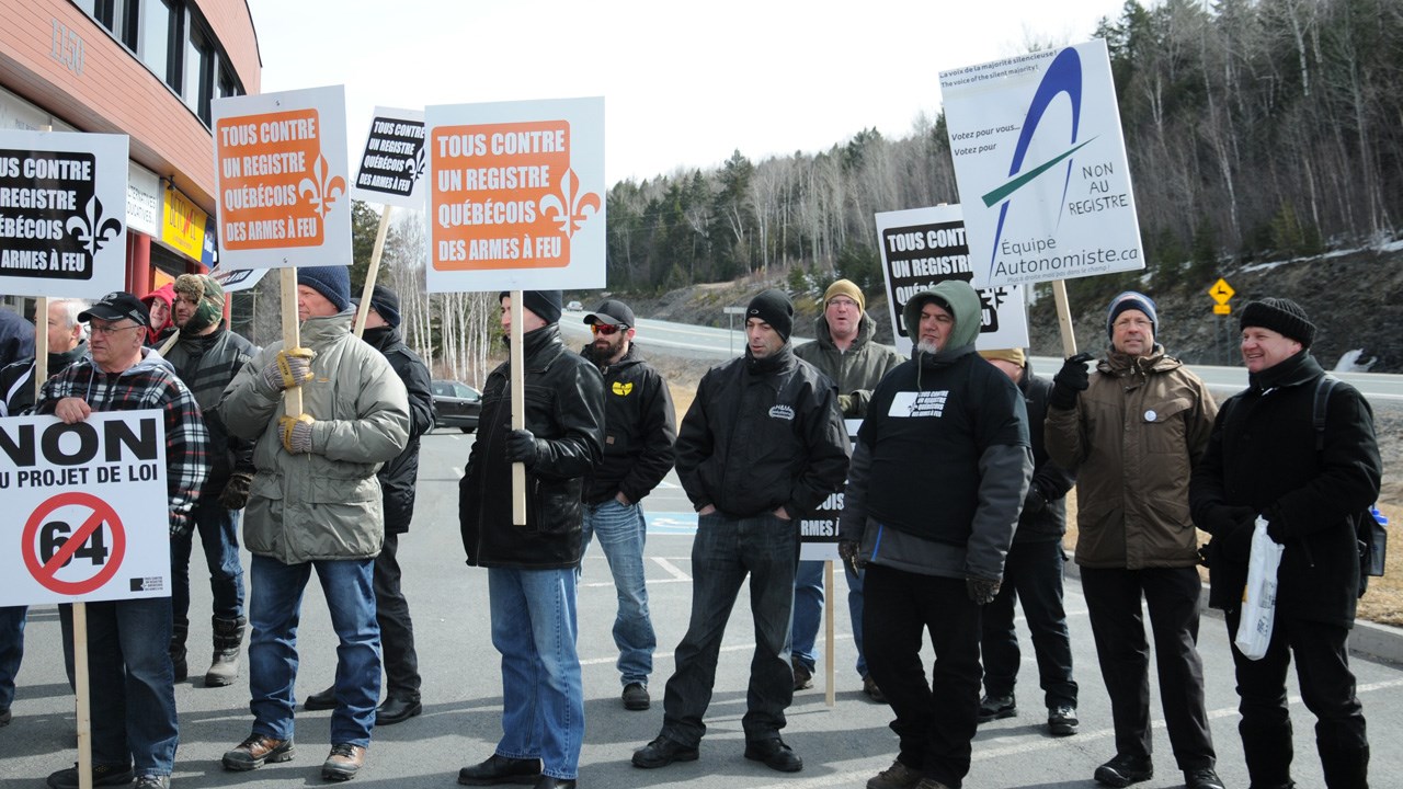 Une centaine de manifestants s'oppose à la création d'un registre québécois d'armes à feu