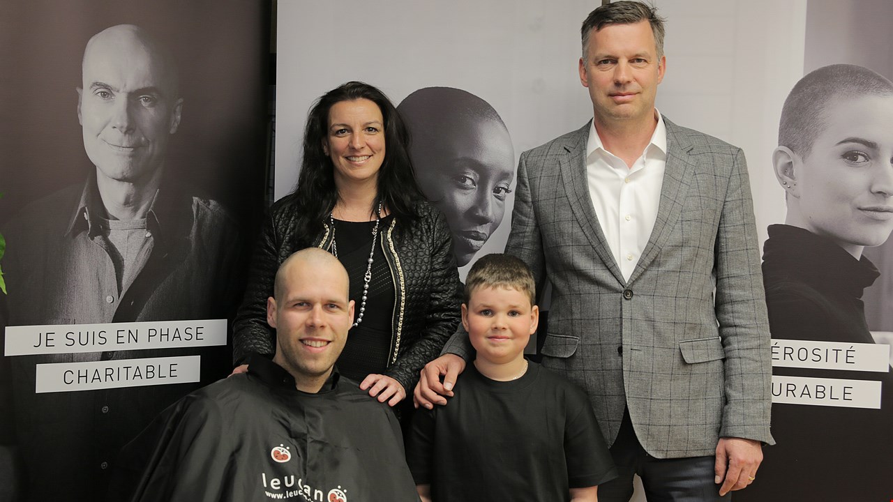 Notre journaliste Gabriel Gignac d’EnBeauce.com a officiellement ouvert le bal dans Beauce-Sud lors de la conférence de presse en se faisant raser les cheveux et la barbe pour la cause. Il est accompagné de Nathalie Matte, directrice régionale et directrice au développement philanthropique pour Leucan; Charles Dutil, président et chef de la direction de Manac; ainsi que de Matthew Gagnon, enfant porte-parole 2016 dans Beauce-Sud.