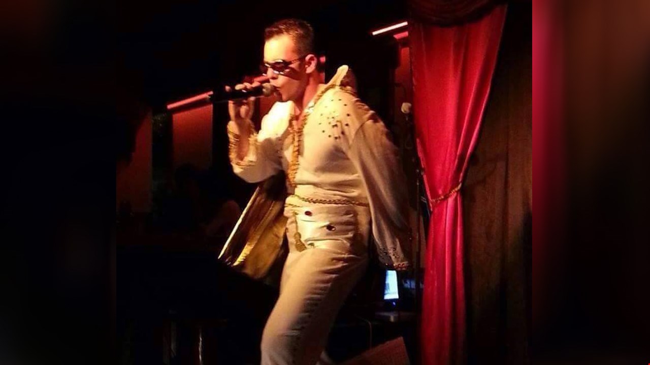 Steve Lachance lors du concours d'interprétation d'Elvis Presley qui a eu lieu au Rsto-Bar l'Index.