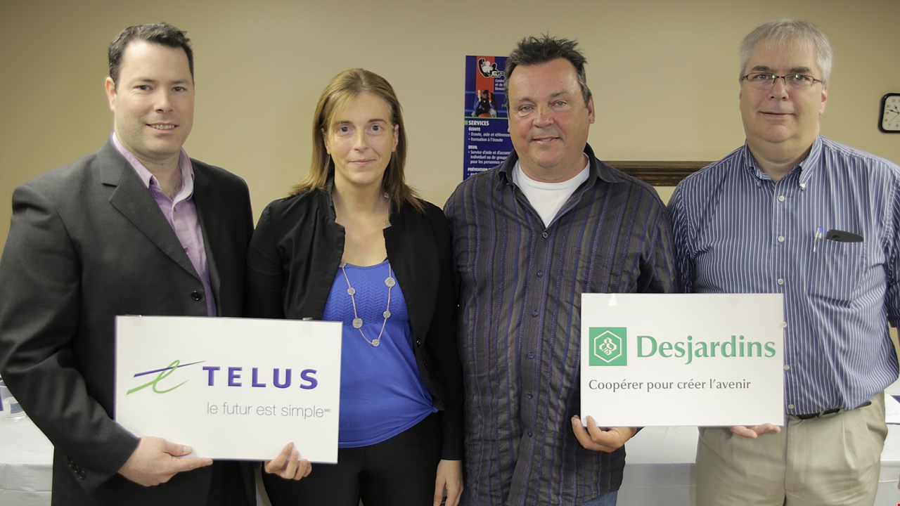 De gauche à droite: Pierre Rodrigue, représentant pour Telus; Julie Lessard, représentante du CEPS; Alain Goulet, directeur du CEPS; ainsi que Pierre Couillard, représentant des caisses Desjardins de la région.