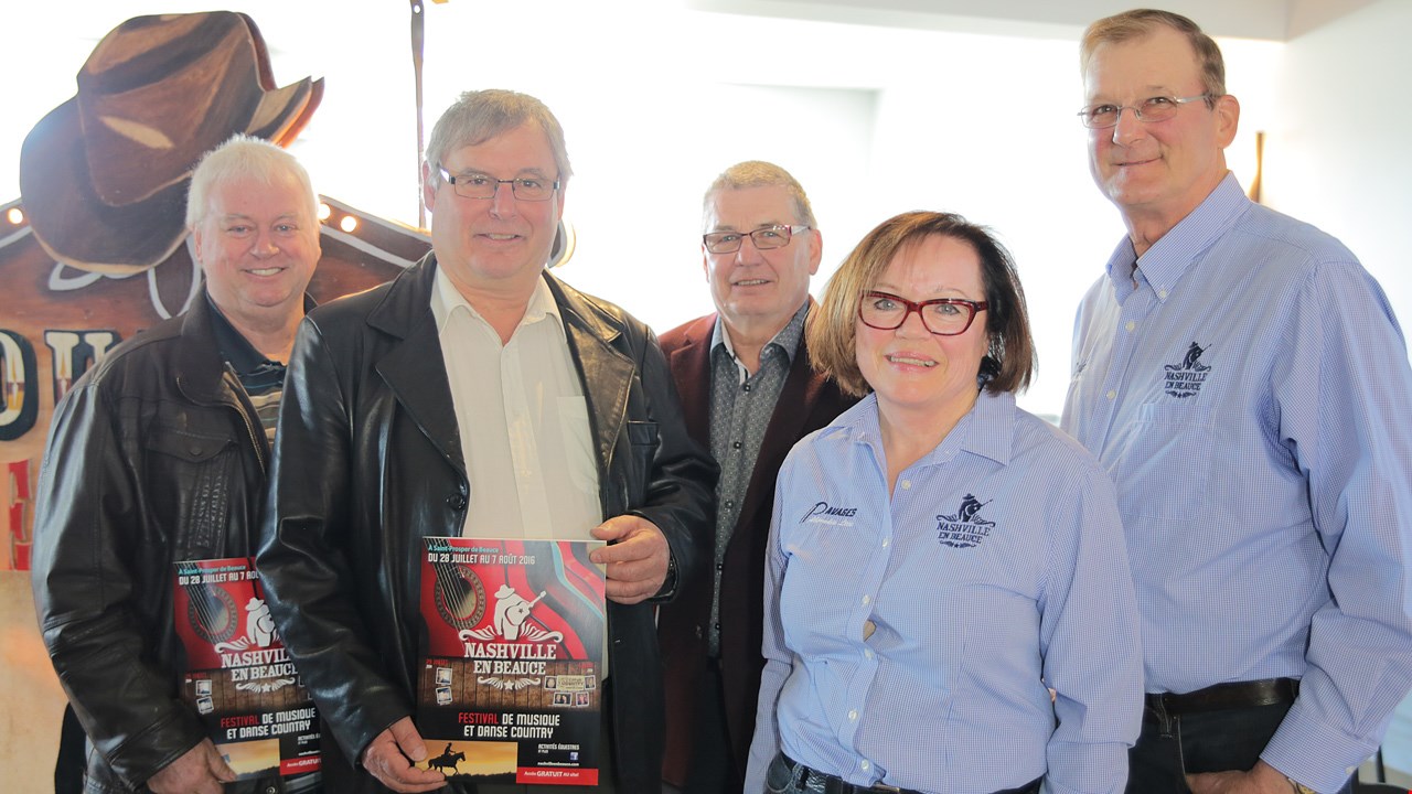 De gauche à droite : Harold Gagnon, préfet de la MRC des Etchemins ; Richard Couet, maire de Saint-Prosper ; Alain Larivière, président de la Caisse Desjardins du Sud de la Beauce ; Suzanne Lantagne et Richard Poulin, coprésidents de Nashville en Beauce.