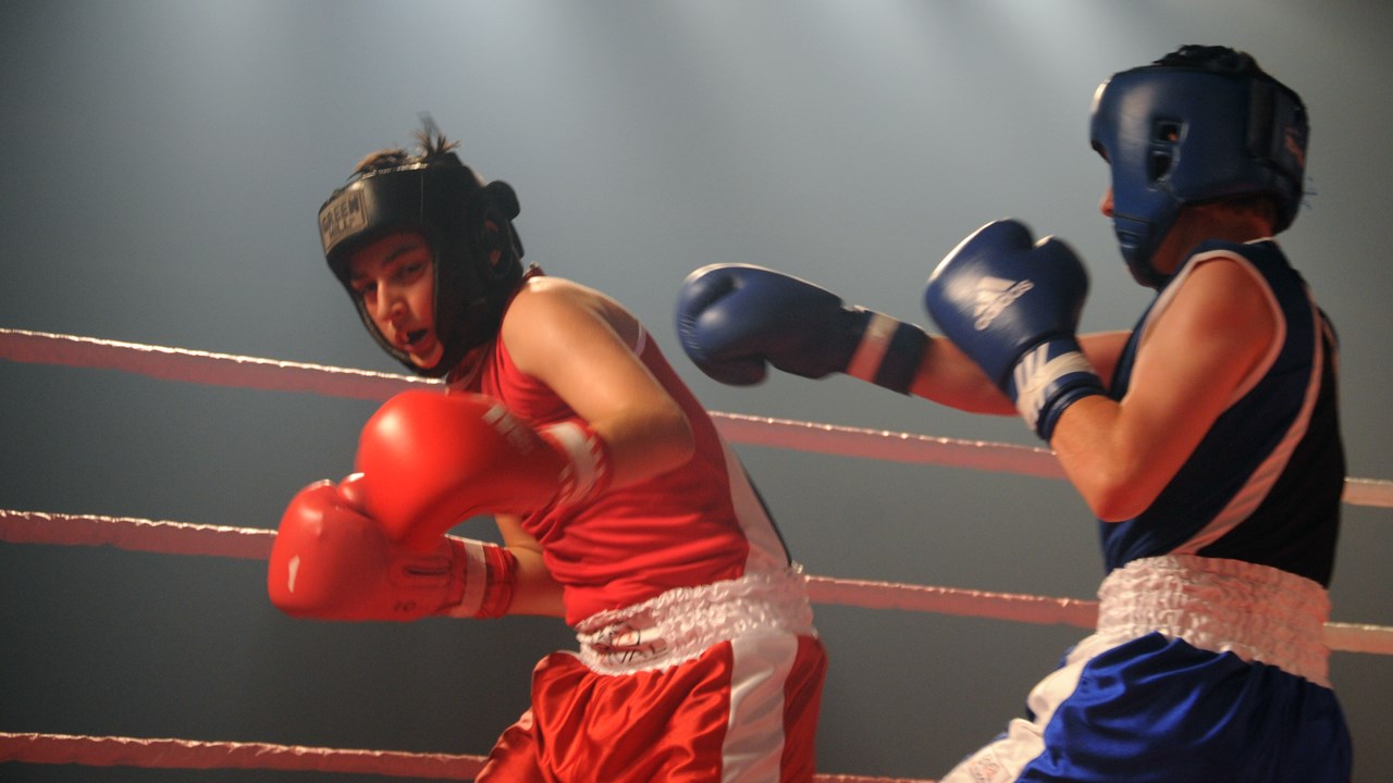 Emeric Fecteau (en rouge) et Samuel Fortier (en bleu) ont remporté le titre du combat de la soirée.